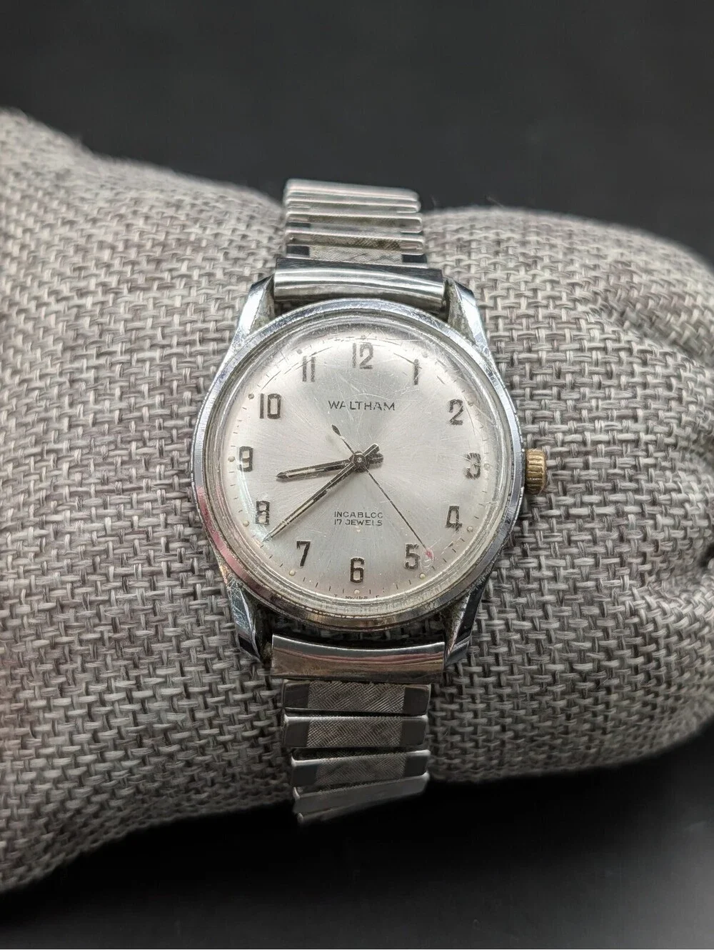 Vintage Waltham Incabloc 17 Jewels Mens Watch Swiss Red Arrow Hand Runs Stretch